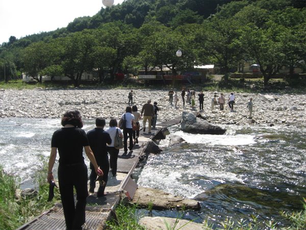 この川の向こうにアトリエが