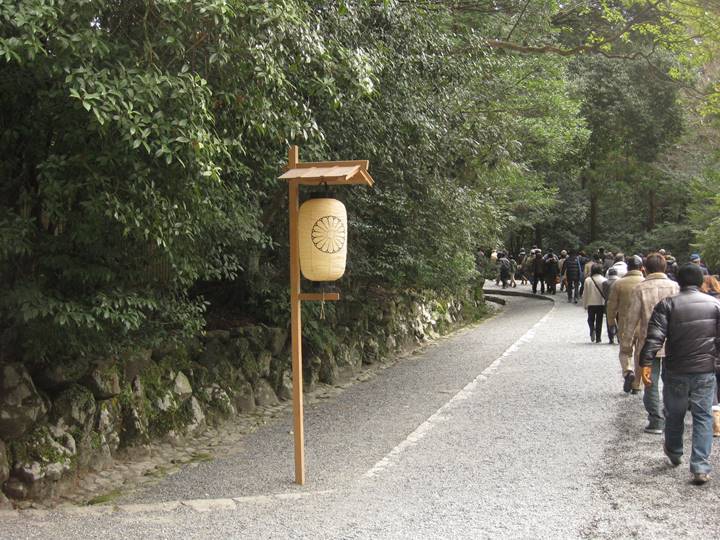 神宮の紋章は明治神宮、靖国神社と同じ菊。 皇室の紋章だ