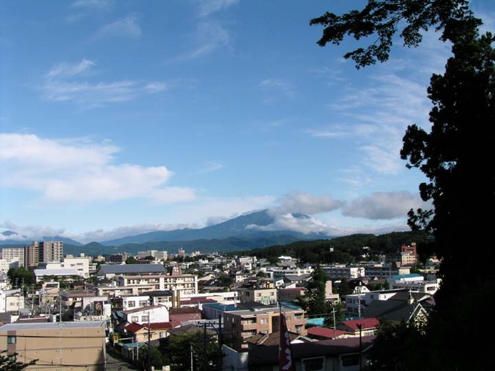 遠くに見える山が伝説の（?）岩手山