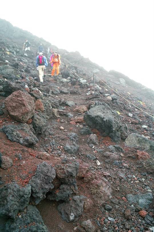 険しい危ない富士山の道