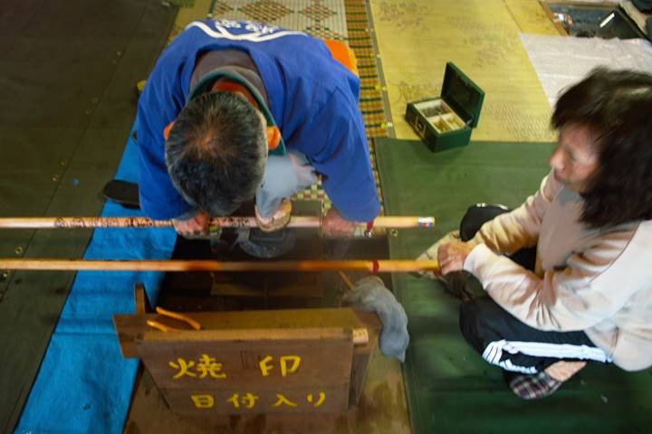 浅間大社でお参り後、持っていた杖に焼き印を頂きました。