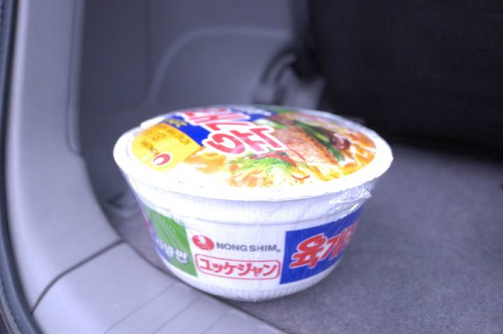 気圧の差でカップラーメンが膨らんでいます。さすが2400m！