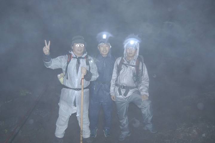 登山のメンバーたち。雨と嵐で一寸先が見えない状態でした。