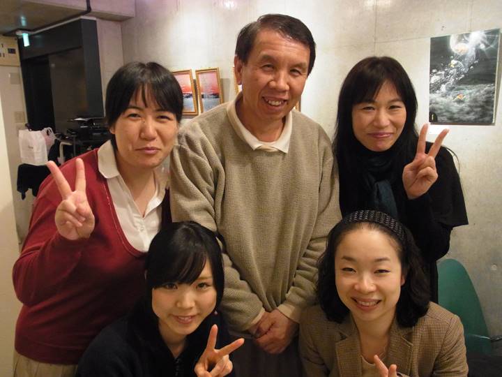 つだなおこ画伯(右上)