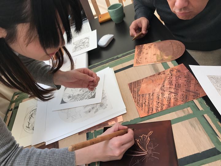 腐蝕銅版画家であるYUIの作業工程の1つである松脂処理の写真