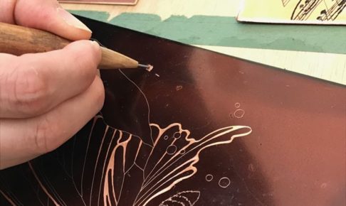 腐蝕銅版画家であるYUIの作業工程の1つである松脂処理の写真