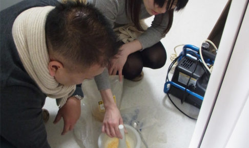 腐蝕銅版画家であるYUIの作業工程の1つである松脂処理の写真