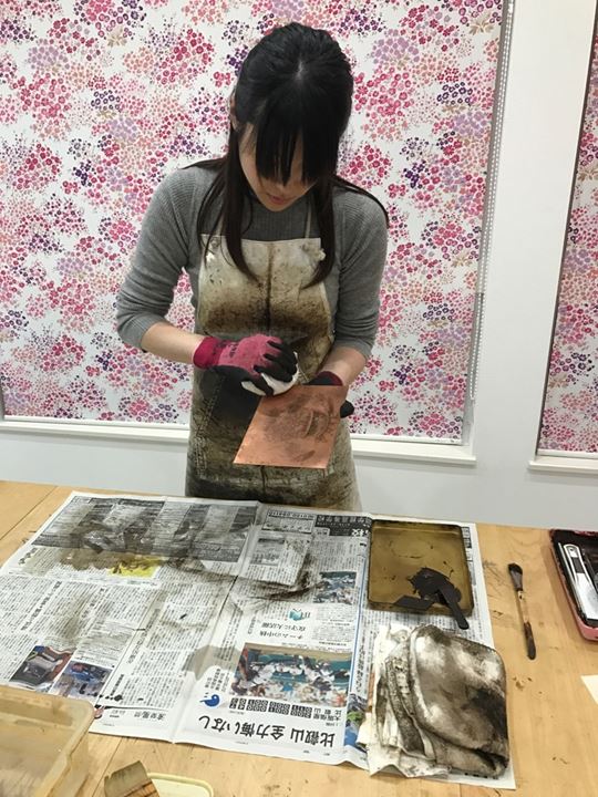 腐蝕銅版画家であるYUIの作業工程の1つである松脂処理の写真