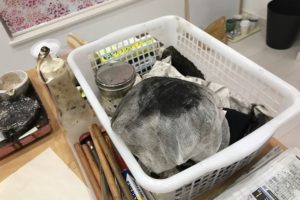 腐蝕銅版画家であるYUIの作業工程の1つである松脂処理の写真