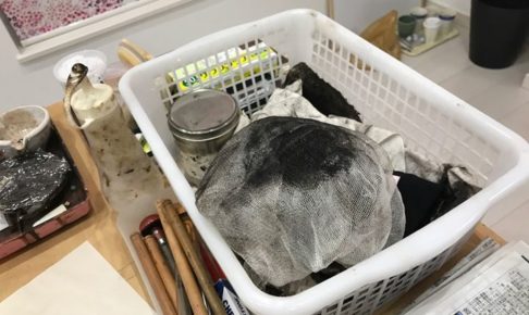 腐蝕銅版画家であるYUIの作業工程の1つである松脂処理の写真