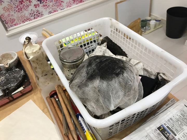 腐蝕銅版画家であるYUIの作業工程の1つである松脂処理の写真