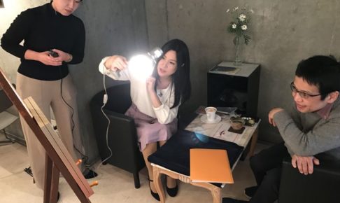 銅版画家YUI画伯写真