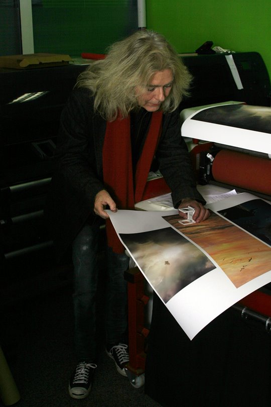 ドイツの印刷工房で作品チェックを行うウレ・リトゲン画伯の写真