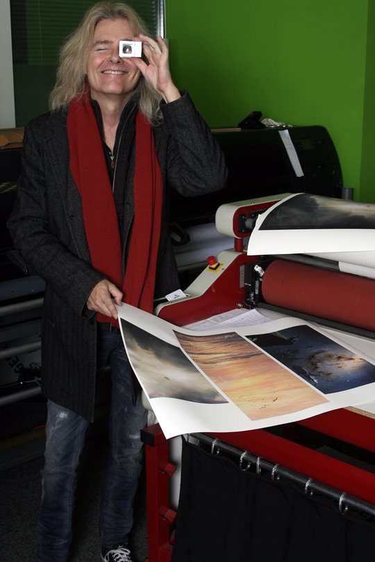 ドイツの印刷工房で作品チェックを行うウレ・リトゲン画伯の写真