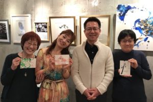 企画展開催中のK.Ashino先生の様子（フジムラコンテンポラリーアートにて）