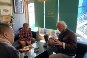 スティーブホールマーク氏とお客様の会話写真