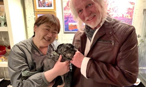 お客様のワンちゃんと戯れるスティーブホールマーク氏
