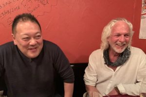 オーナーとスティーブホールマーク氏の写真