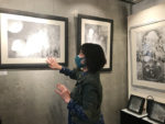 フジムラコンテンポラリーアートで作品を解説する、つだなおこ先生