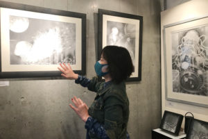 フジムラコンテンポラリーアートで作品を解説する、つだなおこ先生