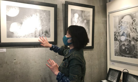 フジムラコンテンポラリーアートで作品を解説する、つだなおこ先生