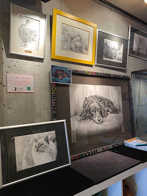 ペット肖像画製作所に展示されている完成見本作品