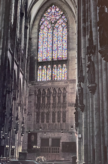 ケルン大聖堂にあるゲルハルトリヒターによるステンドグラス写真