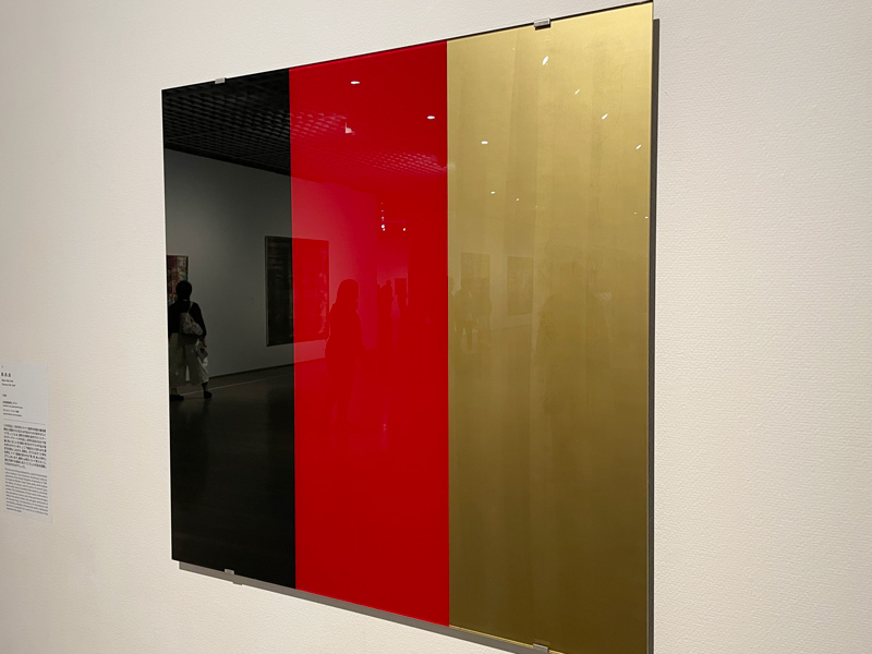 国立近代美術館で開催のゲルハルトリヒター展で展示されている《黒、赤、金》作品写真