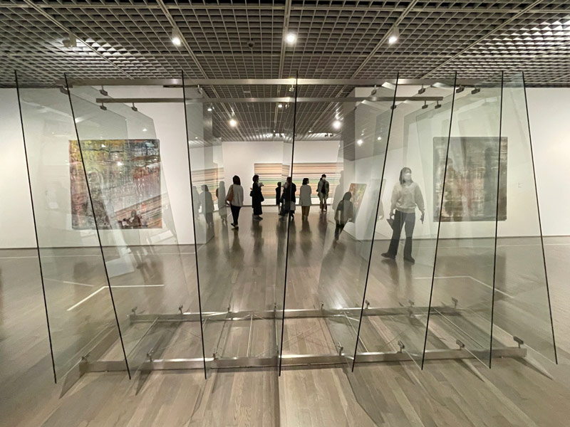 国立近代美術館で開催のゲルハルトリヒター展で展示されている《8枚のガラス》作品写真