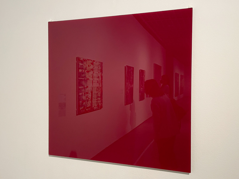国立近代美術館で開催のゲルハルトリヒター展で展示されている《鏡、血のような赤》作品写真