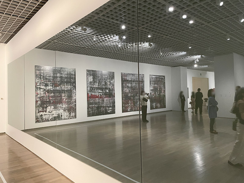 国立近代美術館で開催のゲルハルトリヒター展で展示されている《グレイの鏡》作品写真