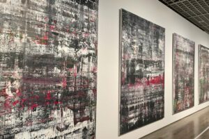 国立近代美術館で開催の「ゲルハルト・リヒター展」に飾られている《ビルケナウ》の作品写真
