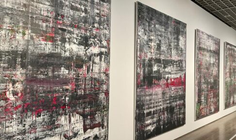 国立近代美術館で開催の「ゲルハルト・リヒター展」に飾られている《ビルケナウ》の作品写真