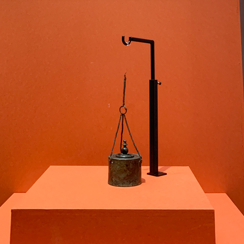 ポンペイ展の「蓋と鎖付きインク壺」写真