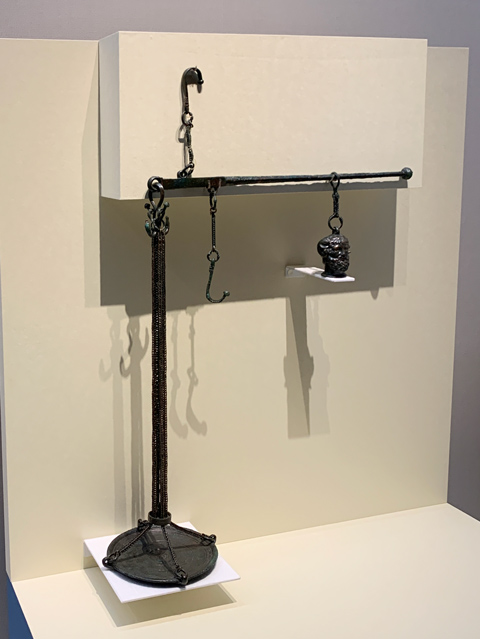 ポンペイ展の「ユピテル＝アンモン形の鐘付き竿秤」写真