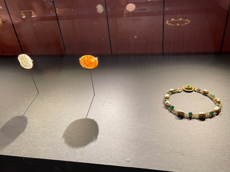 ポンペイ展の「エメラルドと真珠母貝のネックレス」写真