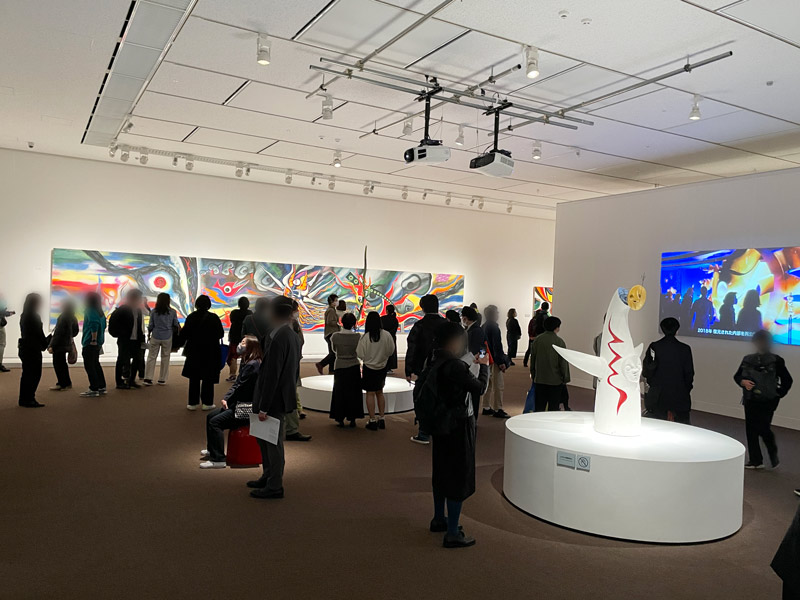 東京都美術館で開催の「展覧会 岡本太郎」に展示されている太陽の塔の作品写真