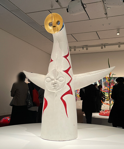 東京都美術館で開催の「展覧会 岡本太郎」に展示されている太陽の塔の作品写真