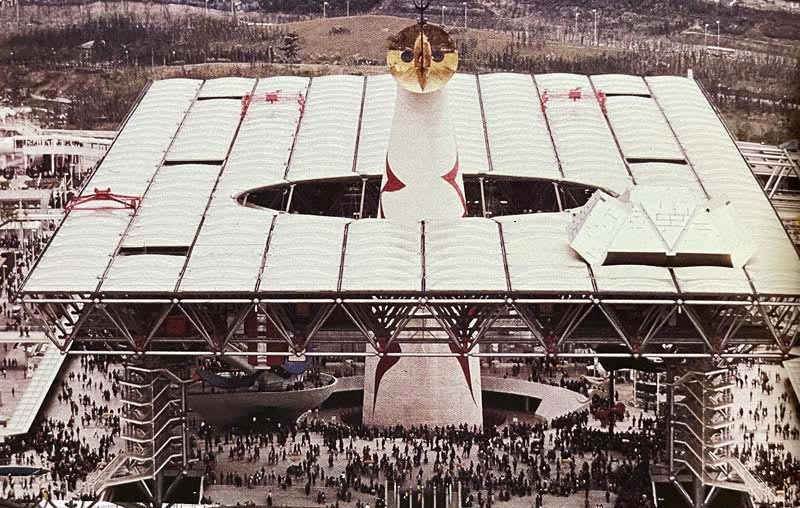 大阪万博に展示されていた《太陽の塔》と《大屋根》の写真
