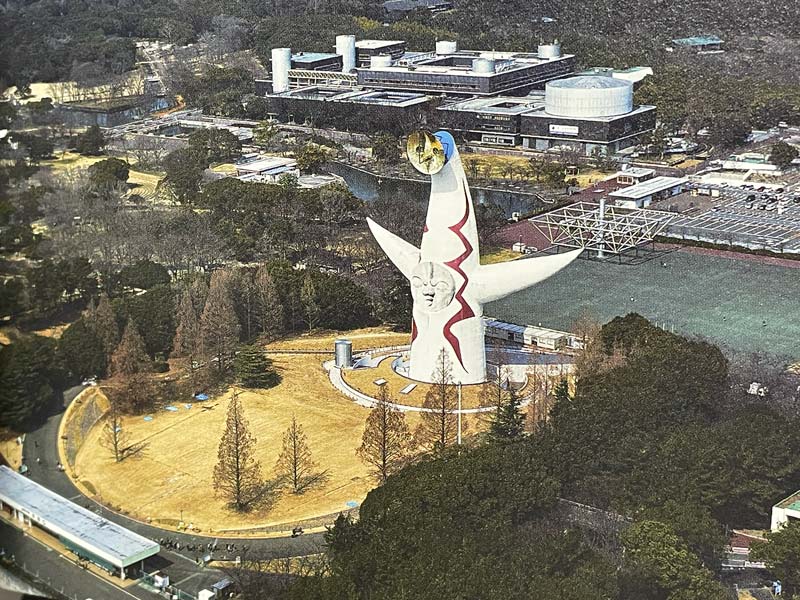 大阪万博公園に残る《太陽の塔》の写真