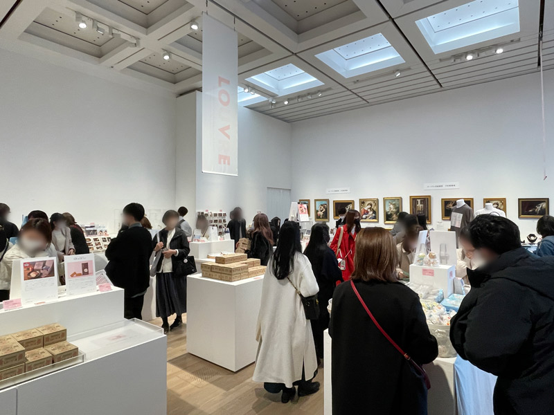 国立新美術館で開催の「ルーヴル美術館展 愛を描く」のグッズショップ写真