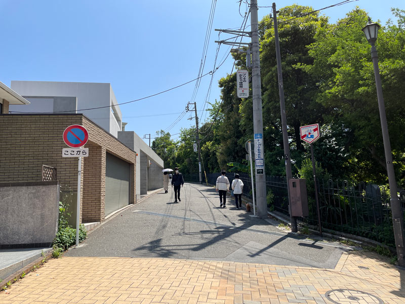 アメリカ山公園から山手方面に続く道の写真