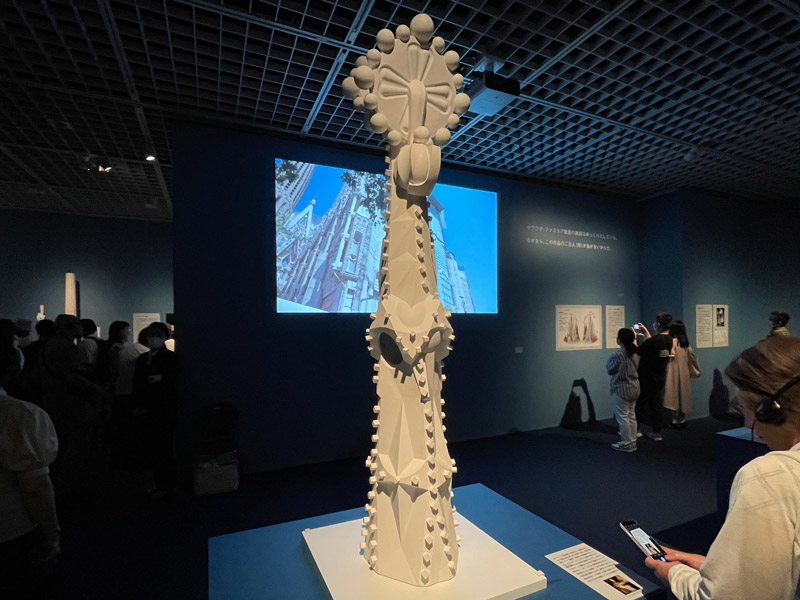 《 サグラダ・ファミリア聖堂、受難の正面：鐘塔頂華の模型》