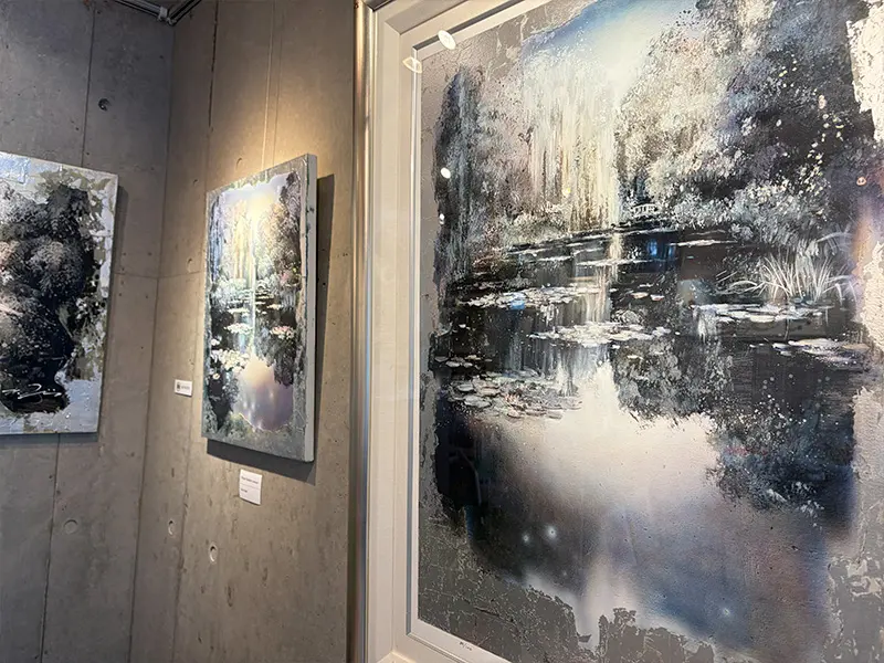 ギャラリーに展示中のNate Giorgio作品の写真
